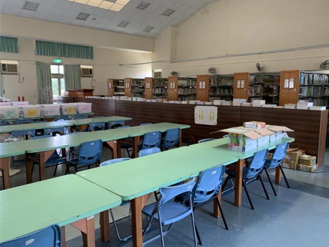 台中市霧峰區光復國中小舊圖書館地面和設備陳舊，原本的鐵書架陳列過高，館藏也不足，校方爭取約280萬補助經費更新打造「光之閣」社區共讀站，19日上午落成啟用。（光復國中小提供／潘虹恩台中傳真）