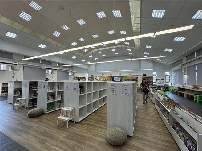 台中市霧峰區光復國中小舊圖書館地面和設備陳舊，原本的鐵書架陳列過高，館藏也不足，校方爭取約280萬補助經費更新打造「光之閣」社區共讀站，19日上午落成啟用。（潘虹恩攝）