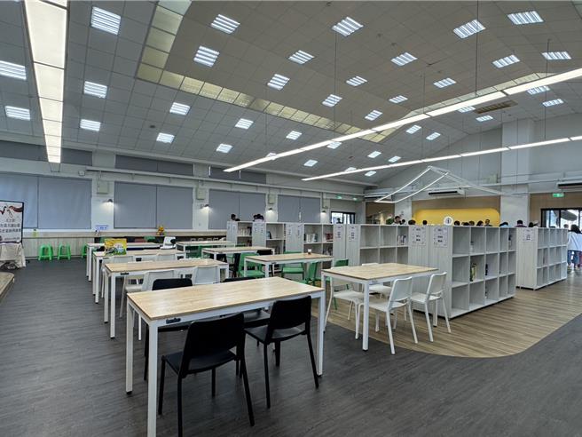 台中市霧峰區光復國中小「光之閣」社區共讀站，19日上午落成啟用，空間照明提升，並將清一色鐵製高書櫃換成木製矮書櫃，一改過去學生對圖書館悶熱、陰暗的印象。（潘虹恩攝）