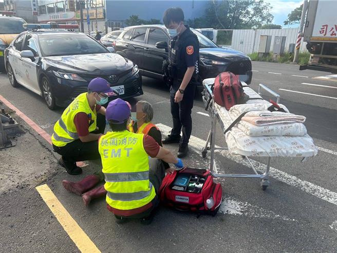 桃园市大园区1名67岁的邹姓老妇，19日上午骑车出门上班途中，因没吃早餐血糖过低，骑到一半突然头晕摔车倒地，热心民眾见状向巡逻员警报案，警方随即前往协助并通知救护车到场救治，所幸现场未造成其他事故，邹妇经治疗后已无大碍。（警方提供／廖姮玥桃园传真）