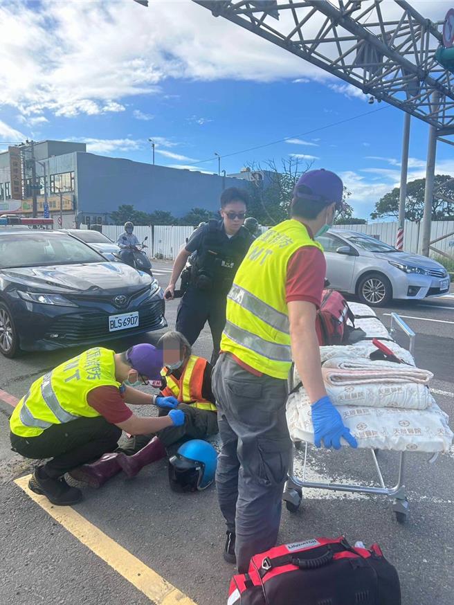 桃园市大园区1名67岁的邹姓老妇，19日上午骑车出门上班途中，因没吃早餐血糖过低，骑到一半突然头晕摔车倒地，热心民眾见状向巡逻员警报案，警方随即前往协助并通知救护车到场救治，所幸现场未造成其他事故，邹妇经治疗后已无大碍。（警方提供／廖姮玥桃园传真）