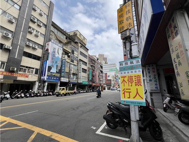 新竹市警察局新建11處標靶式科技執法點，其中，東門圓環等4處重要路口，將精準取締「車輛未停讓行人」違規，即日起為宣導期，10月16日起將正式執法。（王惠慧攝）