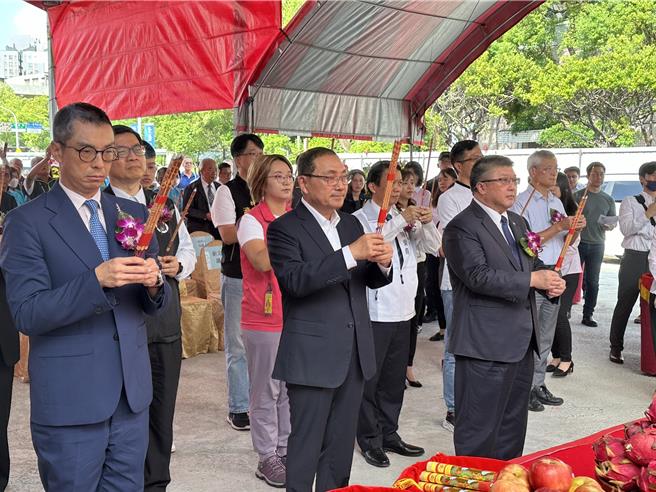 新北市长侯友宜上香祈福。（高钧麟摄）