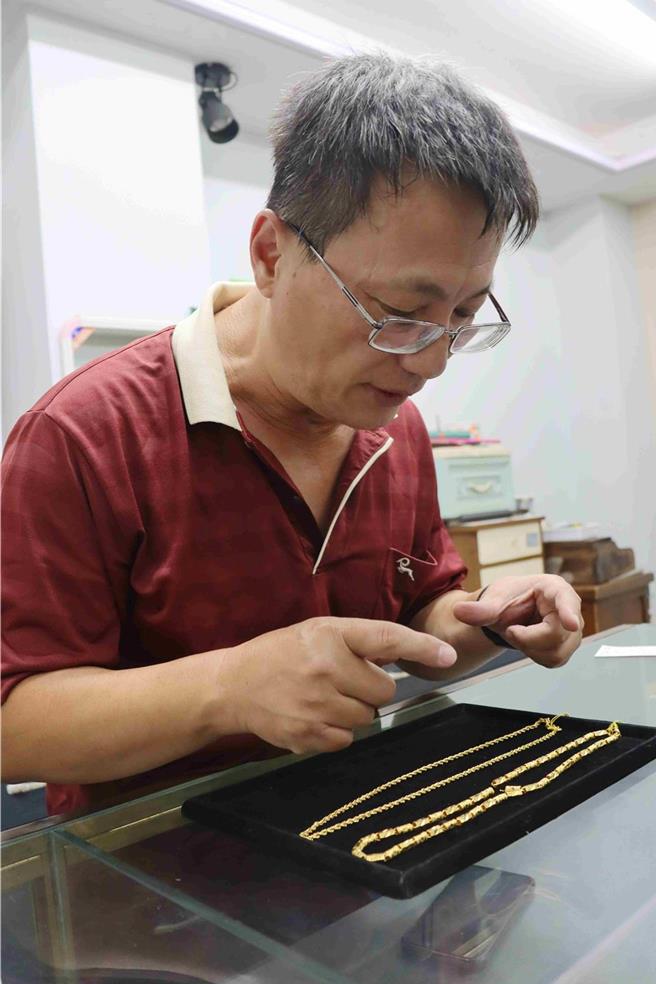 遭抢银楼店老板指抢匪假藉拍照抢走金项炼。（本报资料照）