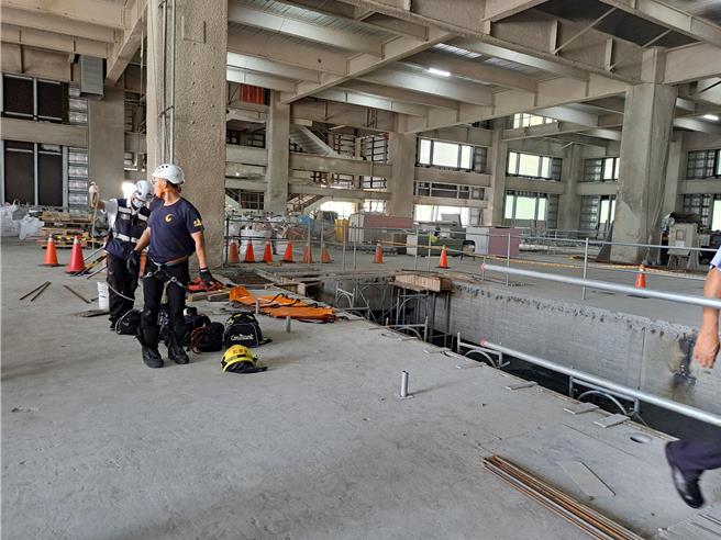 義享天地二期工程發生工人墜樓當場死亡，消防局人員到場救援。（民眾提供／郭良傑高雄傳真）