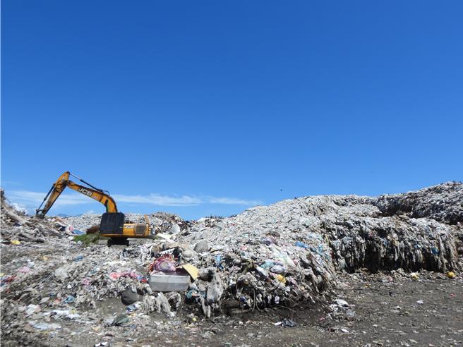 花蓮市垃圾堆置場裸露垃圾暫置量為全縣之最，高達4萬529公噸，民眾擔心垃圾若再無法順利處理，不僅愈積愈多，接下來東北季風還會將惡臭難聞氣味吹進市區，影響生活。（羅亦晽攝）
