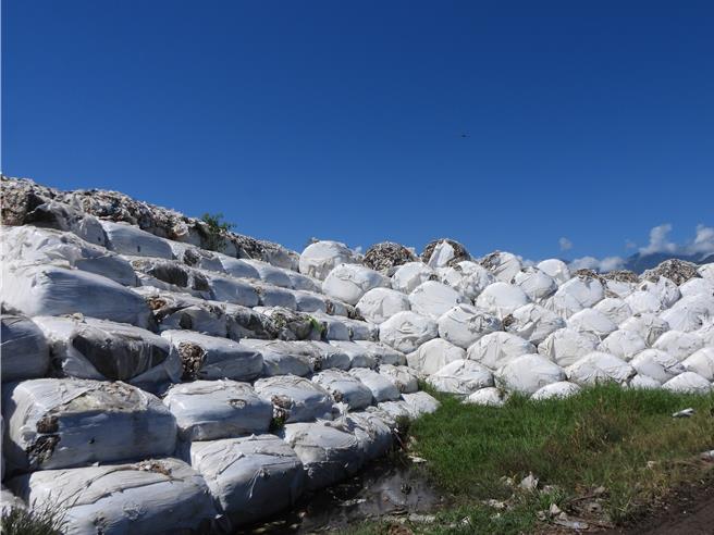 中央近年雖挹注花蓮縣環保局壓縮打包垃圾預算，協助暫時處理縣內垃圾，不過包裝因長期風吹日曬雨淋破損。（羅亦晽攝）