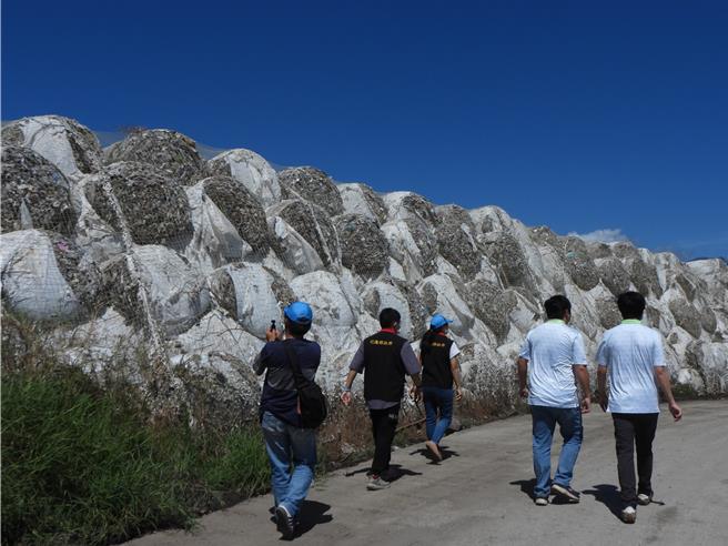 花蓮市垃圾堆置場裸露垃圾暫置量為全縣之最，高達4萬529公噸，花蓮縣議會今天籌組專案小組，與環保局現勘討論解決方案。（羅亦晽攝）