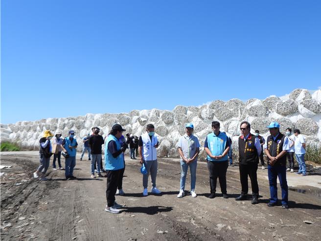 花蓮市垃圾堆置場裸露垃圾暫置量為全縣之最，高達4萬529公噸，花蓮縣議會今天籌組專案小組，與環保局現勘討論解決方案。（羅亦晽攝）