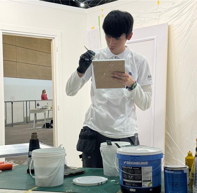 桃竹苗分署培訓國手李俊誠，勇奪第47屆國際技能競賽「漆作裝潢」職類銅牌。（勞動力發展署桃竹苗分署提供／呂筱蟬桃園傳真）