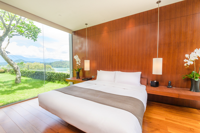 入住涵碧楼宾客可尽揽山峦湖景，并将日月潭金黄灿烂的秋日美色全面坐拥入怀。涵碧楼提供