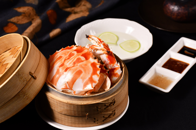 秋天正是饕客们品蟹最好的时机，湖光轩中餐厅主厨端出「圆笼清蒸活秋蟹」，饱满蟹黄膏腴丰美，让人唇齿留香。涵碧楼提供