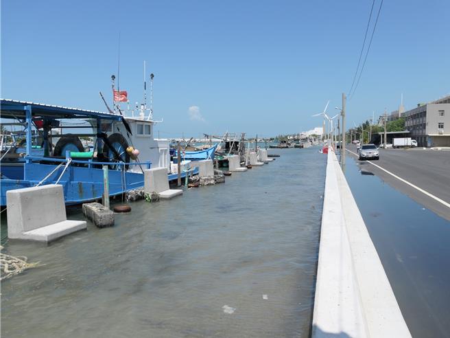 雲林縣政府為防止去年海水倒灌情況在四湖鄉箔子寮漁港重演，於本月初將漁港防潮牆提升至海拔300公分，19日上午11時39分天文大潮最高潮位為207公分，沒有出現溢堤情況。（張朝欣攝）