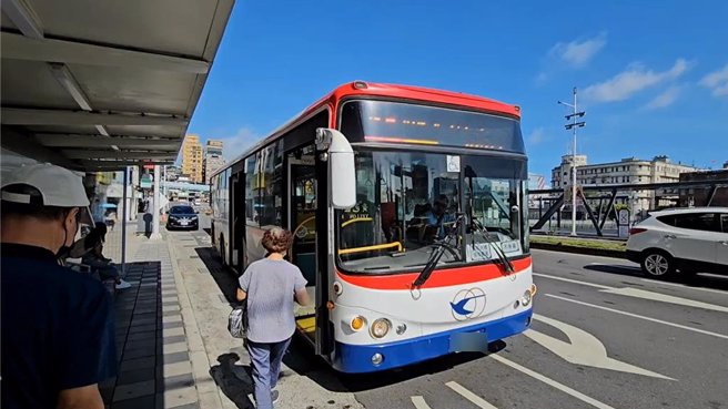 基隆客運營運的788路線公車誤點嚴重，乘客氣到在基隆城隍廟站貼出「誤點日誌」。（張志康攝）