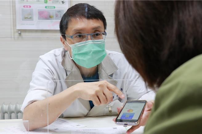 嘉基医院药师杨镒泽为多国语音药袋编写程式。（嘉基医院提供／廖素慧嘉市传真）