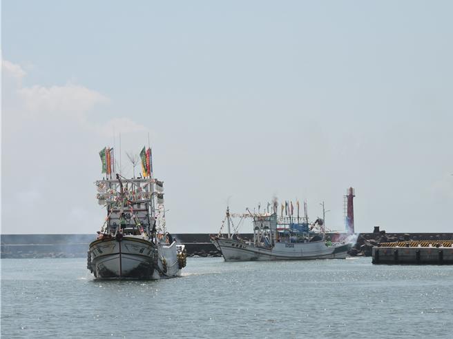 20艘渔船依序入港，象徵大船入港、满载而归。（洪靖宜摄）