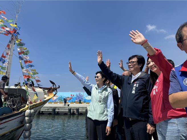 20艘渔船依序入港，象徵大船入港、满载而归。（洪靖宜摄）