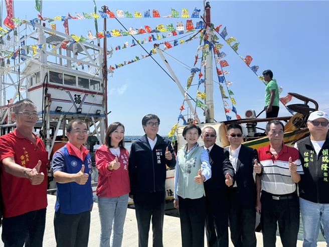 高雄市长陈其迈、立委林岱桦等人与多艘入港的渔船合影纪念。（洪靖宜摄）
