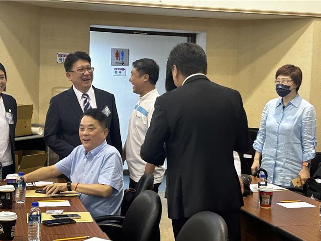 国民党今召开立法研习会，立委鲁明哲（坐者）与总召傅昆萁（背对者）寒暄。（陈薏云摄）