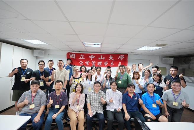 中山大學管理學院葉淑娟院長與大會主席Prof. Dirmitris Assimakopoulos合影。（中山大學提供／郭良傑高雄傳真）