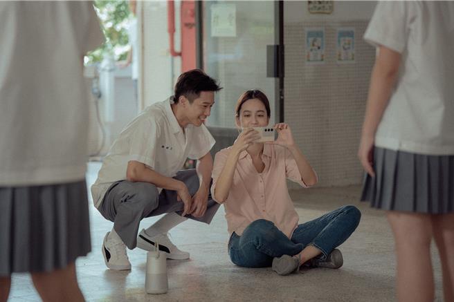 陈庭妮（右）与李振浩在电影中谈起师生恋。（东横一有限公司提供）