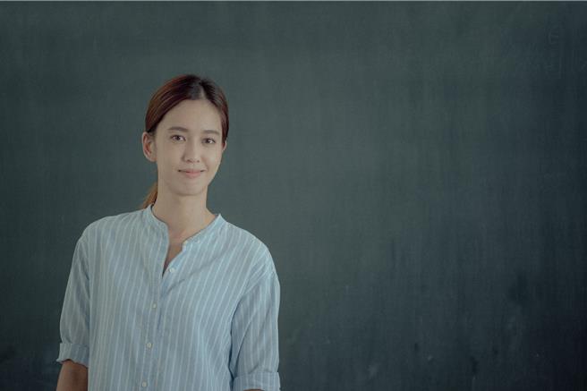 陈庭妮首次饰演老师方知为人师表的辛苦。（东横一有限公司提供）