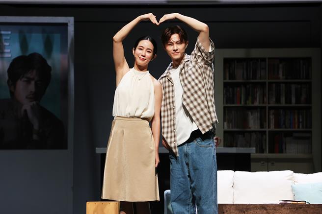 温貞菱（左）和王子在劇中有許多感情戲。（故事工廠提供）