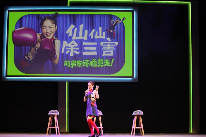 百白這次演嗆辣的脫口秀女王。（故事工廠提供）