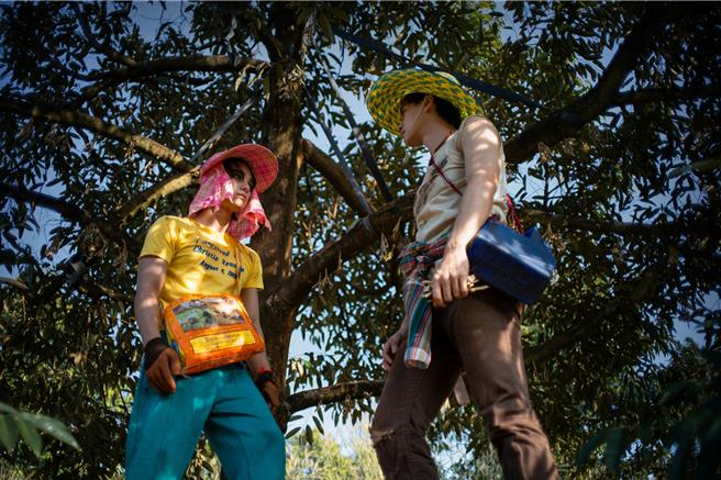 羅杰夫（左）在片中有許多在榴槤園拍攝的橋段。（CATCHPLAY提供）