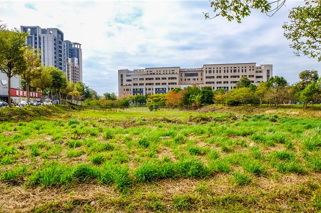 在竹北市东兴圳公园和新竹地方法院之间1224坪的县有地，县府原计画兴建第二办公大楼，决定改为兴建户政和地政联合办公大楼。（罗浚滨摄）