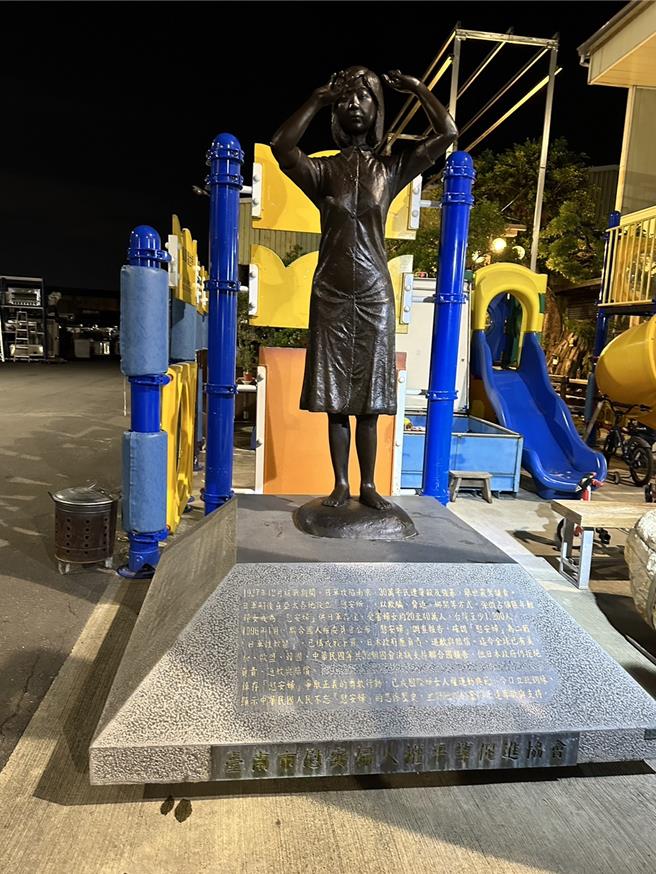 慰安妇铜像原本设置在国民党台南市党部旁，因土地遭拍卖，18日晚间已移走。(民眾提供／曹婷婷台南传真)