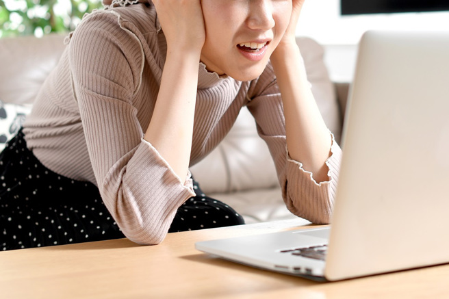 日本一名女大生因為缺錢而拍攝成人影片，原本以為臉打馬賽克就沒人能認出自己，未料卻因「聲音」被前男友認出。（示意圖：Shutterstock／達志）