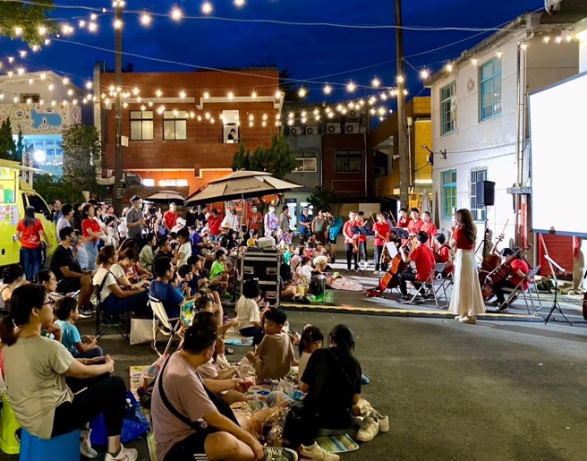 露天电影院播放「童年往事」、「我们都是这样长大的」经典作品，邀请民眾一起来参与。(图/新北市政府文化局提供)