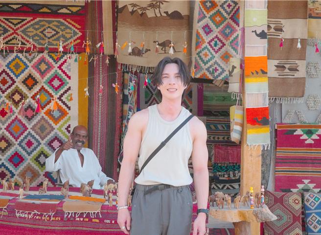 陈势安近来推出新歌，远赴埃及取景拍摄。（索尼音乐提供）