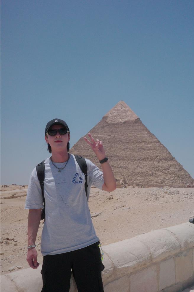 陈势安近来推出新歌，远赴埃及取景拍摄。（索尼音乐提供）