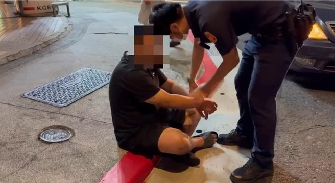 警方攔截圍捕，凌晨3時30分左右，攔下該車，並以妨害自由現行犯逮捕李男。（永和警分局提供）