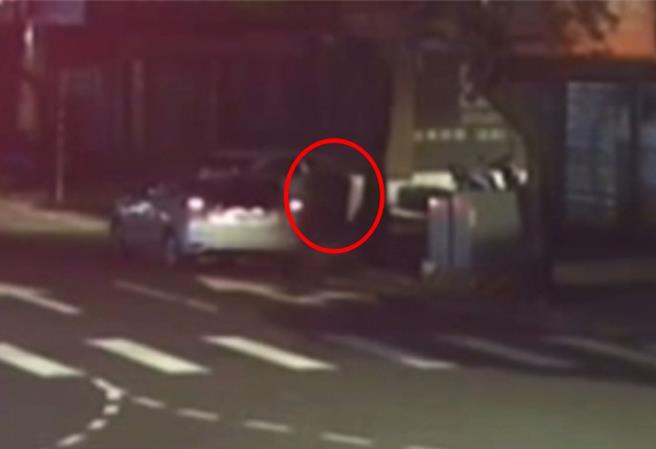 李男不甘「被分手」，19日凌晨1時30分，開著租賃車到陳女工作地點堵她，然後強拉陳上車。（永和警分局提供）