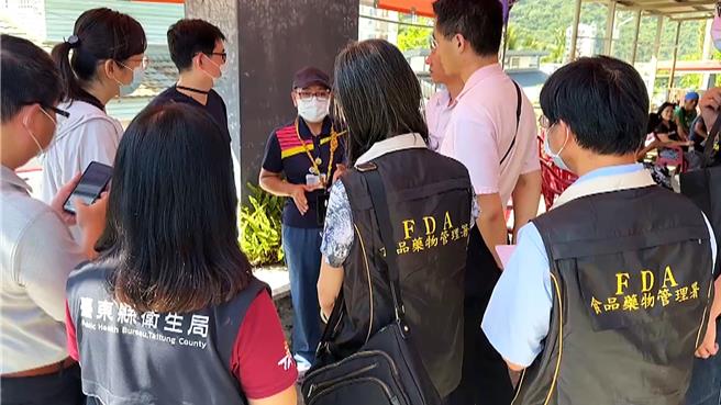 台東縣衛生局、食藥署及疾管署人員再返製粽現場，針對環境做採檢並帶回相關物品，也重返撿拾蝸牛的農田現場進一步釐清。（讀者提供／蕭嘉蕙台東傳真）