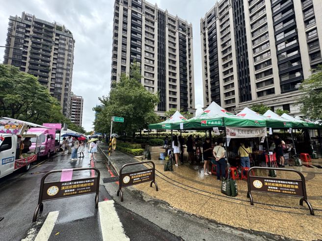 信義房屋聯合新北泰山區明日城天青、雲開兩大社區共同舉辦「中秋公益園遊會」，歡樂的氣氛讓現場大朋友、小朋友們都笑得合不攏嘴。(圖/信義房屋 提供)