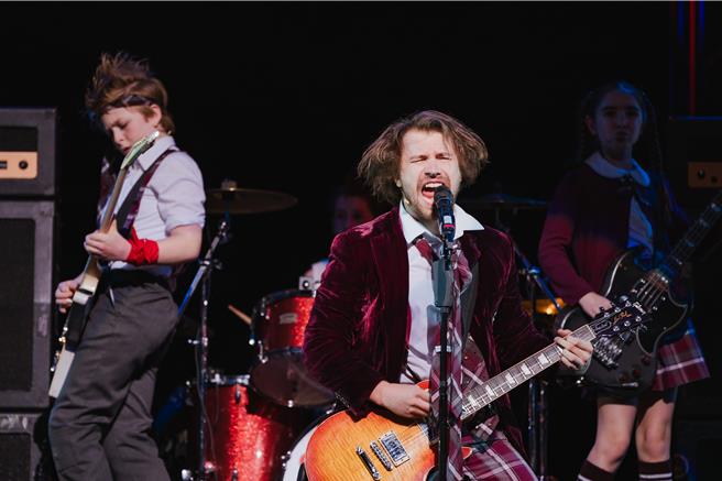 现场演出宛如一场Live摇滚演唱会，一群小朋友和老师如何组成一个令人惊艳的摇滚乐团。（宽宏艺术提供）