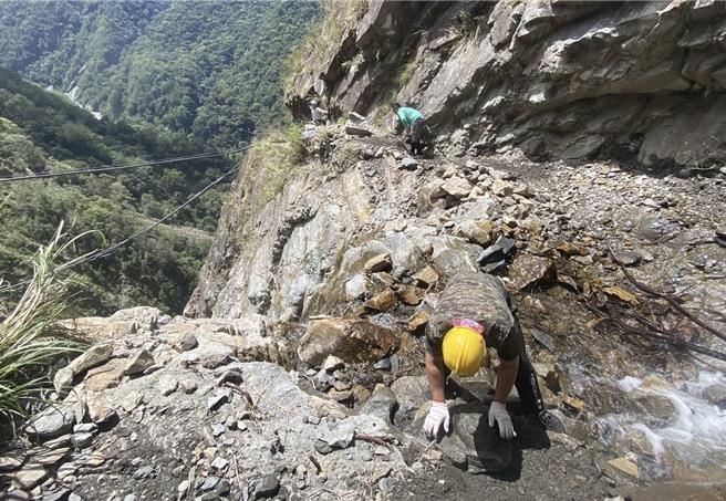 八通關越嶺線西段受凱米颱風影響，沿線多處崩塌、路基掏空，經派員搶修，東埔至雲龍瀑布可通行。（玉山國家公園提供／楊靜茹南投傳真）