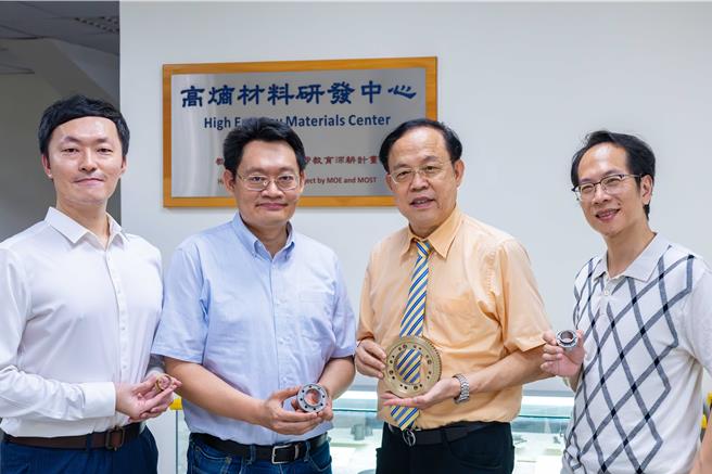 清華大學材料系講座教授葉均蔚（右二）發表重磅論文，闡明高熵材料四大效應，共同作者還包括清大材料系博後研究員許瑋麟（左一）、教授葉安洲（左二）、教授蔡哲瑋（右一）。（清大提供／王惠慧新竹傳真）