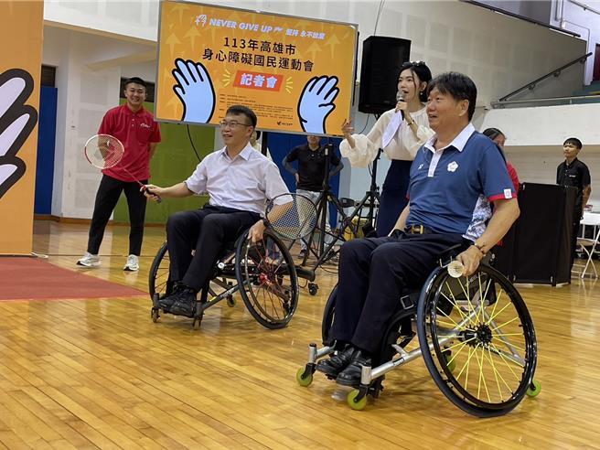 高市府运发局19日特别举办「2024高雄市身心障碍国民运动会」赛前记者会，运发局长侯尊尧（左二）特别在赛前记者会首度坐上轮椅并持拍与羽球身障选手互动。（洪浩轩摄）