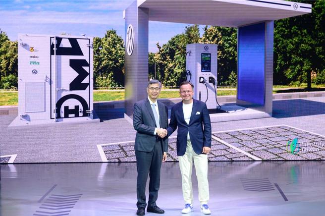 图文、台泥企业团亚洲充储事业群总经理王建全(左〉，与台湾福斯汽车总裁Steffen Knapp共同发表「充储一体计画」。图/台泥企业团提供