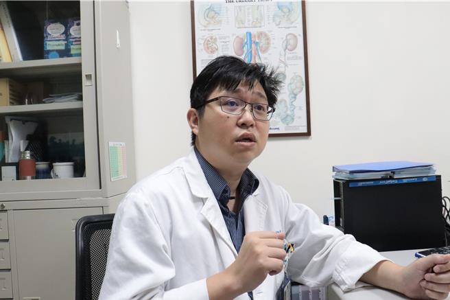 彰化醫院腎臟科主任蔡旻叡強調，預防泌尿道結石最重要的是多喝水、不要憋尿、適度運動。（彰化醫院提供／葉靜美彰化傳真）