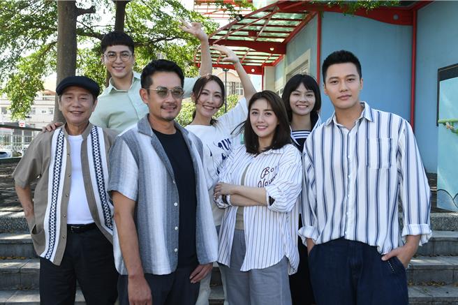 黃西田、黃新皓、柯叔元、林玟誼、柏妍樺、張睿家在嘉義拍攝《阿榮與阿玉》。（華視提供）