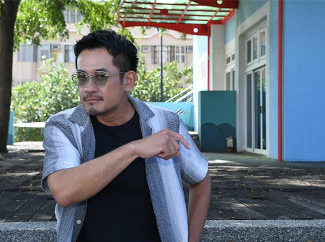 柯叔元難得動作輕鬆逗趣。（華視提供）