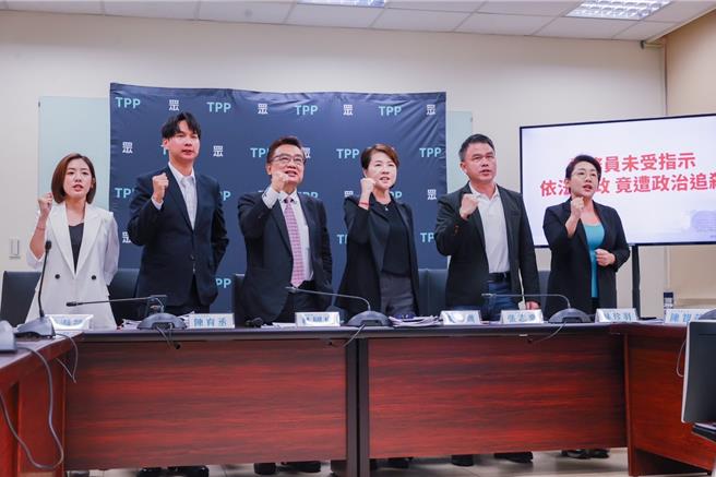 民眾黨主席柯文哲捲入京華城案，遭羈押禁見。民眾黨立委、議員今召開記者會，說明當時北市府給予容積獎勵之法理依據與適法性，被扭曲誤導風向，如今依法行政的公務員遭政治追殺。（民眾黨團提供）