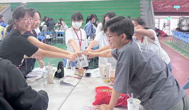 雙溪高中洪承鋒同學(右一)透過課程投入各項實作與活動。(照片/新北市政府教育局提供)