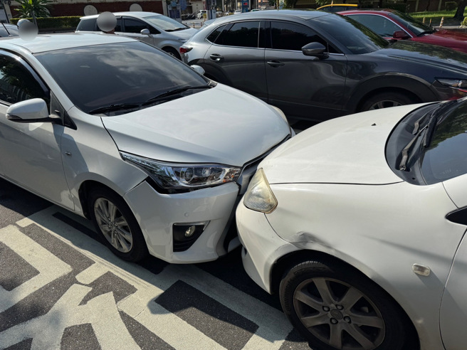 男子前一晚熬夜打電動，早上塞車不小心睡著，才釀成車禍。（翻攝畫面）